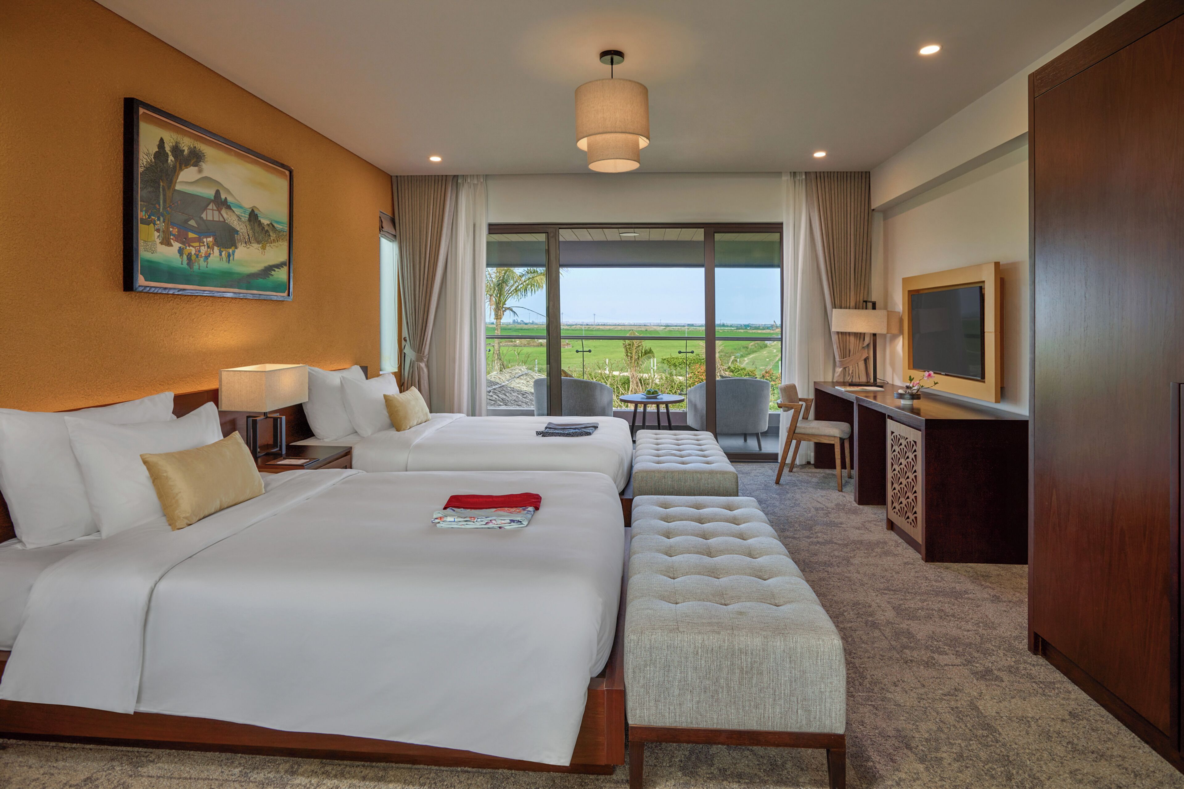 Minibar, coffres-forts dans les chambres, bureau, rideaux occultants