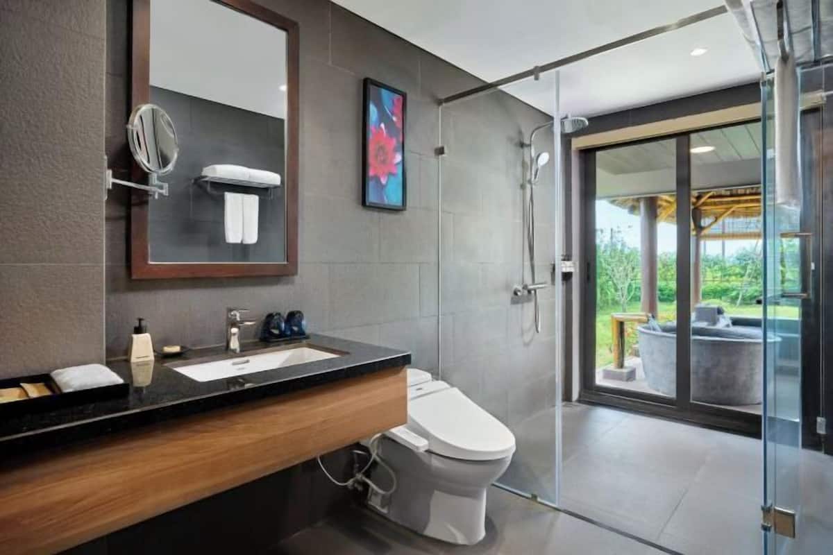 Rainfall showerhead, free toiletries, hair dryer, bathrobes