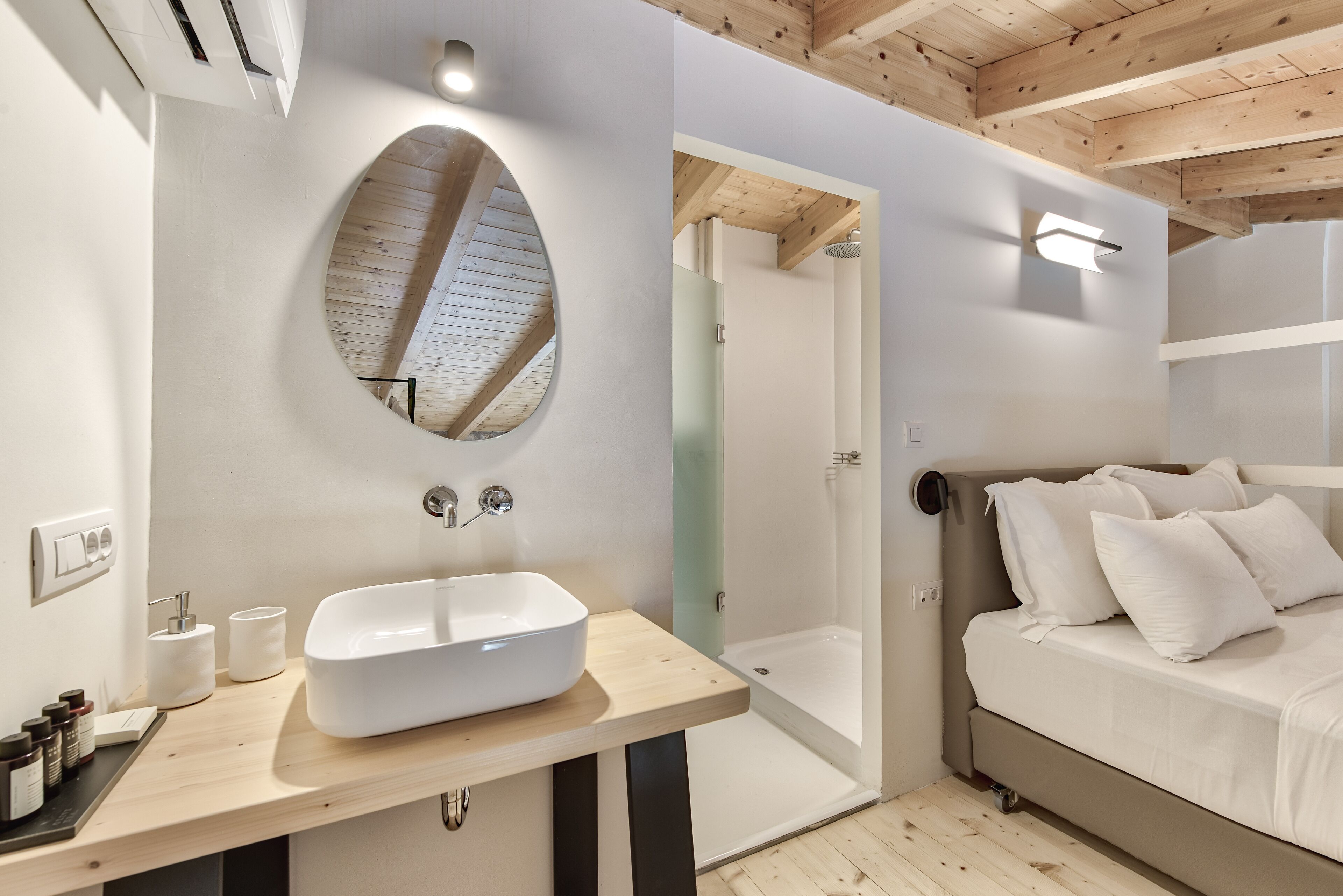 2 bedrooms, hypo-allergenic bedding, minibar, in-room safe