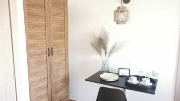 Kamar Double, pemandangan kebun | Brankas, setrika/meja setrika, Wi-Fi gratis, dan seprai linen