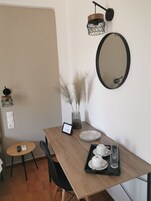 Caja de seguridad en la habitación y tabla de planchar con plancha