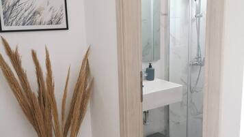 Tweepersoonskamer, uitzicht op tuin | Een kluis op de kamer, een strijkplank/strijkijzer, gratis wifi