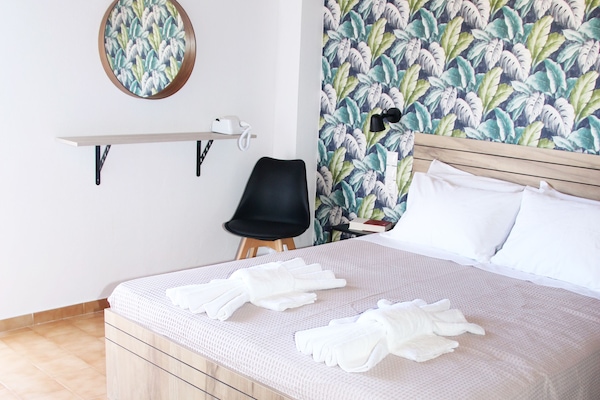 Quarto casal, vista para o jardim | Cofres nos quartos, ferros/tábuas de passar roupa, Wi-Fi de cortesia