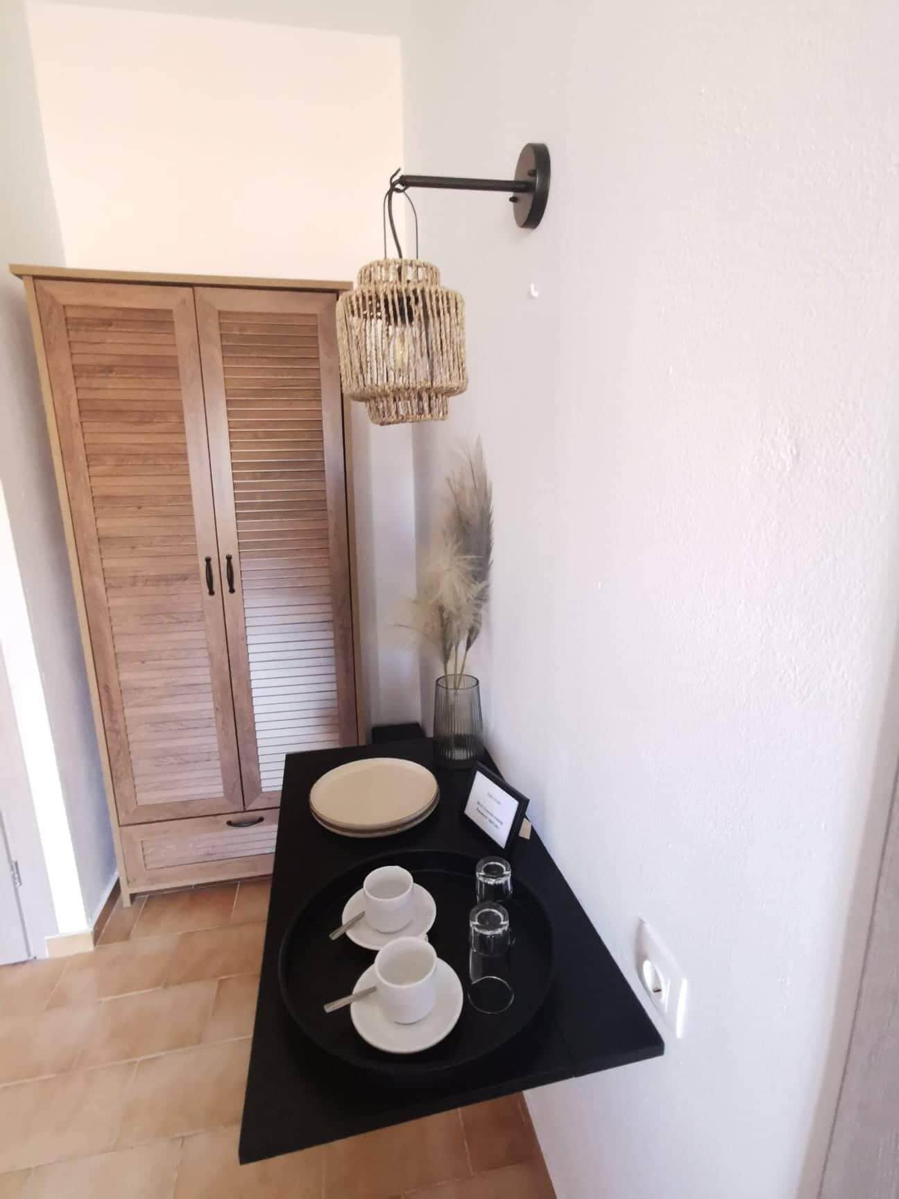 Quarto casal, vista para o jardim | Cofres nos quartos, ferros/tábuas de passar roupa, Wi-Fi de cortesia