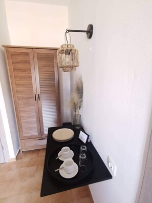 Habitación doble, vistas al jardín | Caja fuerte, tabla de planchar con plancha, wifi gratis y ropa de cama