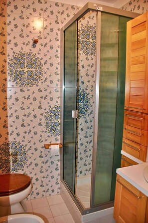 Doccia, asciugacapelli, bidet, asciugamani