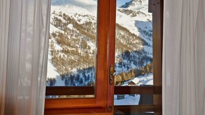 A wooden door with a glass panel. - Two-room apartment with panoramic views in Sestriere (Sestriere)