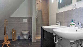 Dusche, Haartrockner, Handtücher, Toilettenpapier