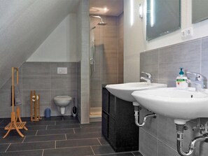 Shower, hair dryer, towels, toilet paper - Wohnung 2 - Horn, Peter (Silberstedt)