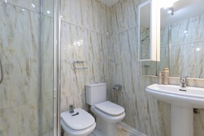 Bathtub, towels