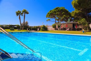 Pool - Beachfront penthouse sleeps 10 · AirCon · Pool · UHC PLAYAMERO 331 (Salou)