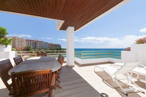 Outdoor dining - Beachfront penthouse sleeps 10 · AirCon · Pool · UHC PLAYAMERO 331 (Salou)