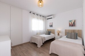 4 bedrooms, iron/ironing board, free WiFi, bed sheets