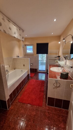 Family House | Bathroom | Hydromassage showerhead, towels