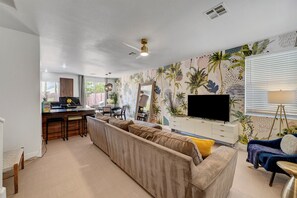 Smart TV, caminetto, studio