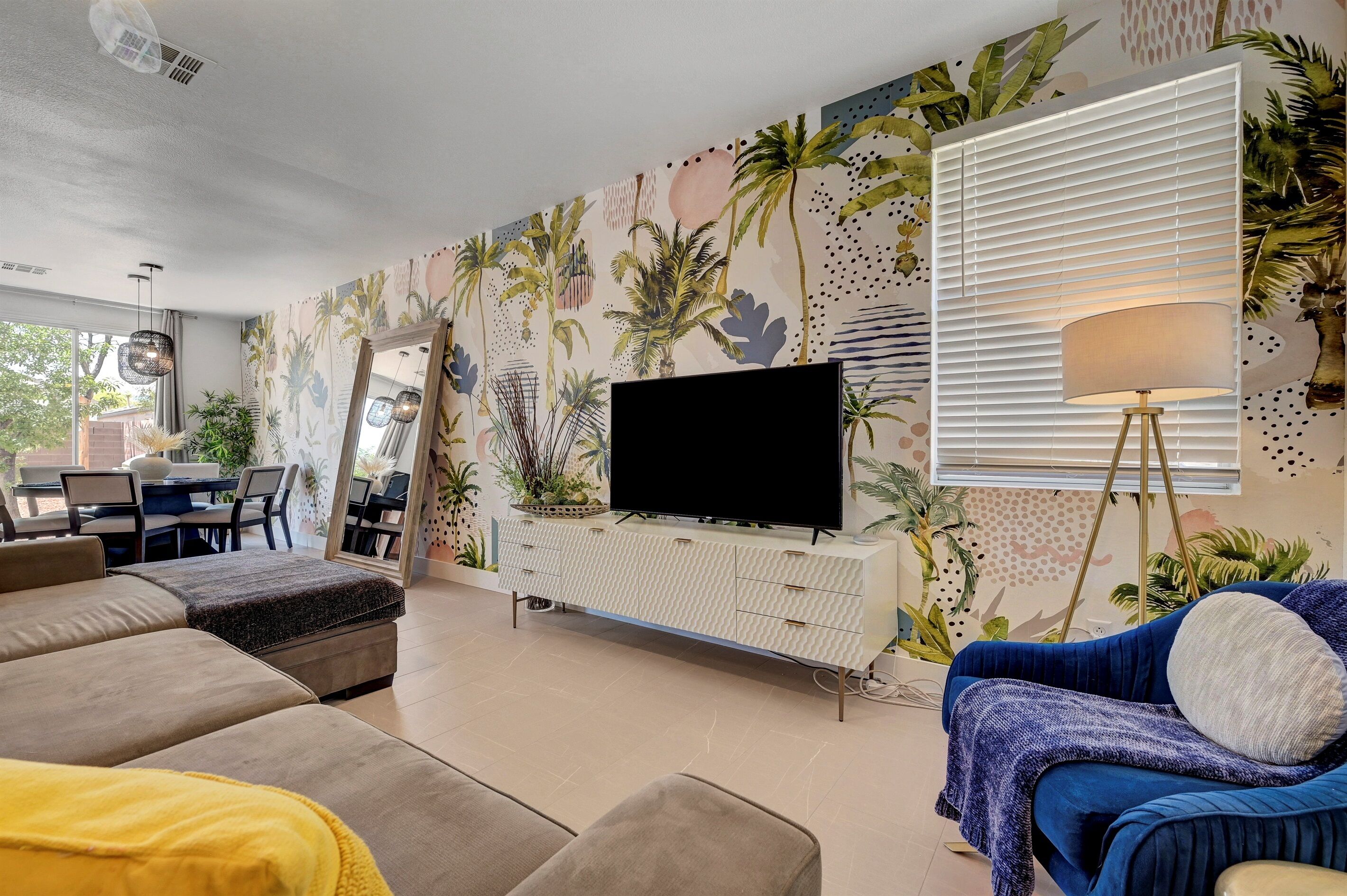 Smart TV, chimenea y oficina 