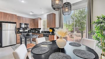 Refrigerador, microondas, horno, placa de cocina