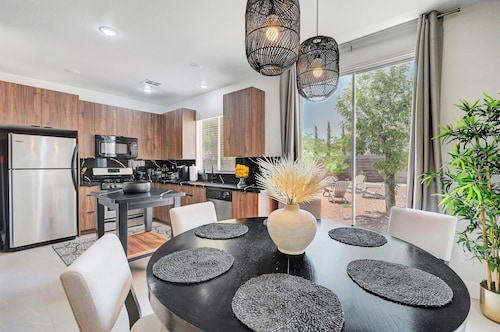 Newly Remodeled Swanky Summerlin Oasis, Near Strip & Golf, Yard