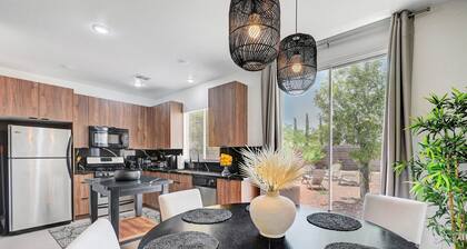 Newly Remodeled Swanky Summerlin Oasis, Near Strip & Golf, Yard