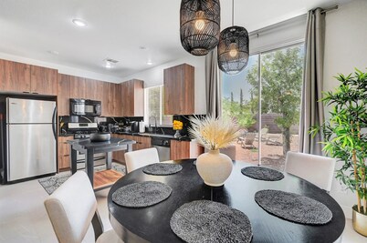 Newly Remodeled Swanky Summerlin Oasis, Near Strip & Golf, Yard