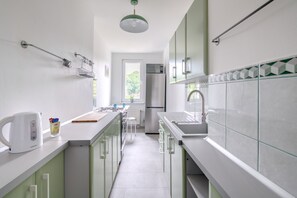 Classic Apartment | Private kitchen | Full-size fridge, microwave, oven, stovetop - Dom & House - Apartments Haffnera Sopot (Sopot)