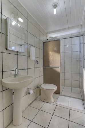 A bathroom with a sink, toilet, and shower area. - Marazul Apart Hotel II (Florianopolis)
