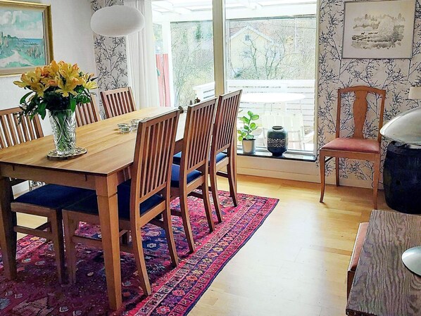 Wasserkocher mit Kaffee-/Teezubehör, Kühlschrank, Mikrowelle