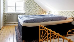 4 bedrooms, bed sheets - 8 Person Holiday Home in Bovallstrand (Bovallstrand)