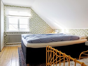 4 bedrooms, bed sheets