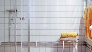 Shower, towels - 6 Person Holiday Home in Sköndal (Skondal)