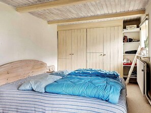3 bedrooms, cribs/infant beds
