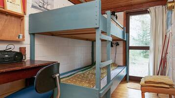 3 bedrooms, cribs/infant beds