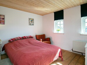 3 bedrooms, cribs/infant beds