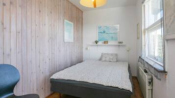 4 bedrooms, cribs/infant beds