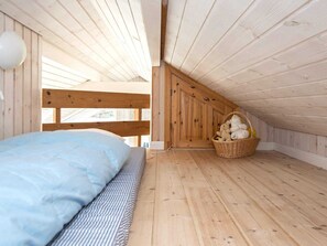 4 bedrooms, cribs/infant beds
