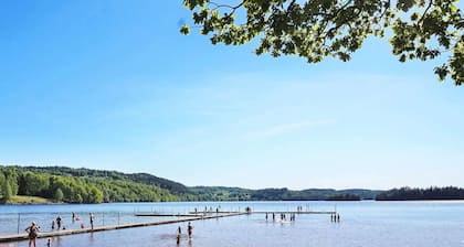 Tranquil Lake View Cottage-by Traum