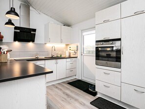 Wasserkocher mit Kaffee-/Teezubehör, Kühlschrank, Mikrowelle, Herdplatte