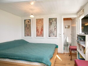 2 bedrooms, cribs/infant beds