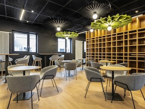 Tägliches Frühstücksbuffet (17 EUR pro Person)