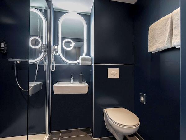 Shower, eco-friendly toiletries, towels