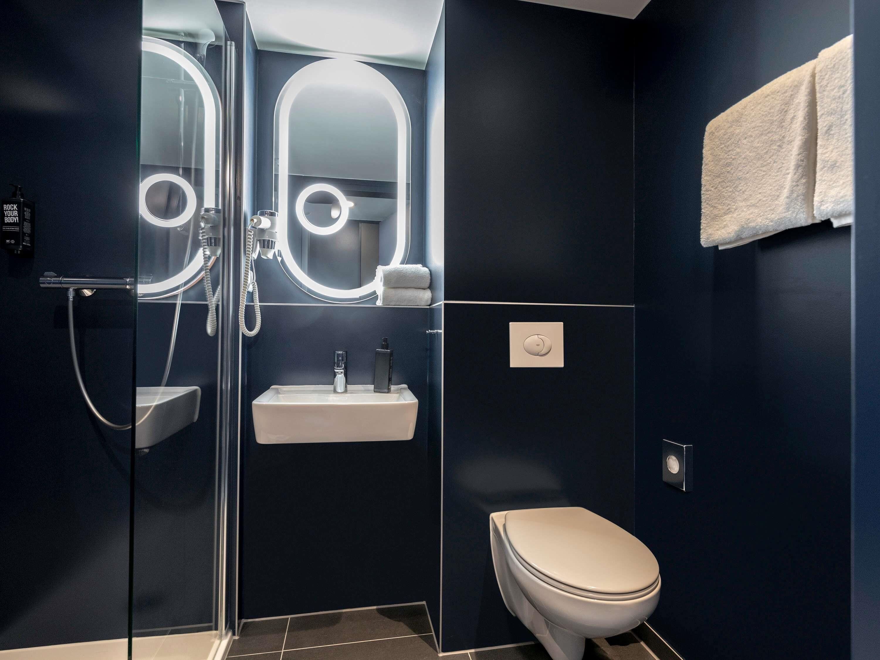 Regadera, amenidades de baño ecológicas, toallas 