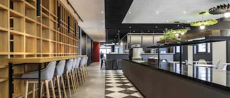 Desayuno buffet diario (EUR 17 por persona)