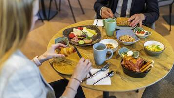 Tägliches Frühstücksbuffet (17 EUR pro Person)