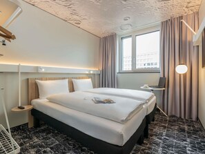 Desk, laptop workspace, soundproofing, free WiFi - ibis Duesseldorf Airport (Düsseldorf)