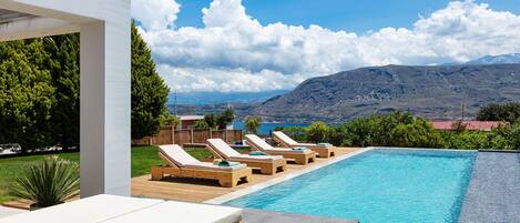 حمّام سباحة مُدفَّأ