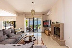 Smart TV, fireplace, table tennis, stereo