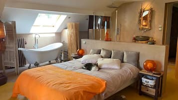 5 bedrooms, desk, iron/ironing board, WiFi
