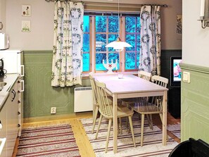 Fridge, microwave, oven, coffee/tea maker - 4 Person Holiday Home in Funäsdalen (Funasdalen)