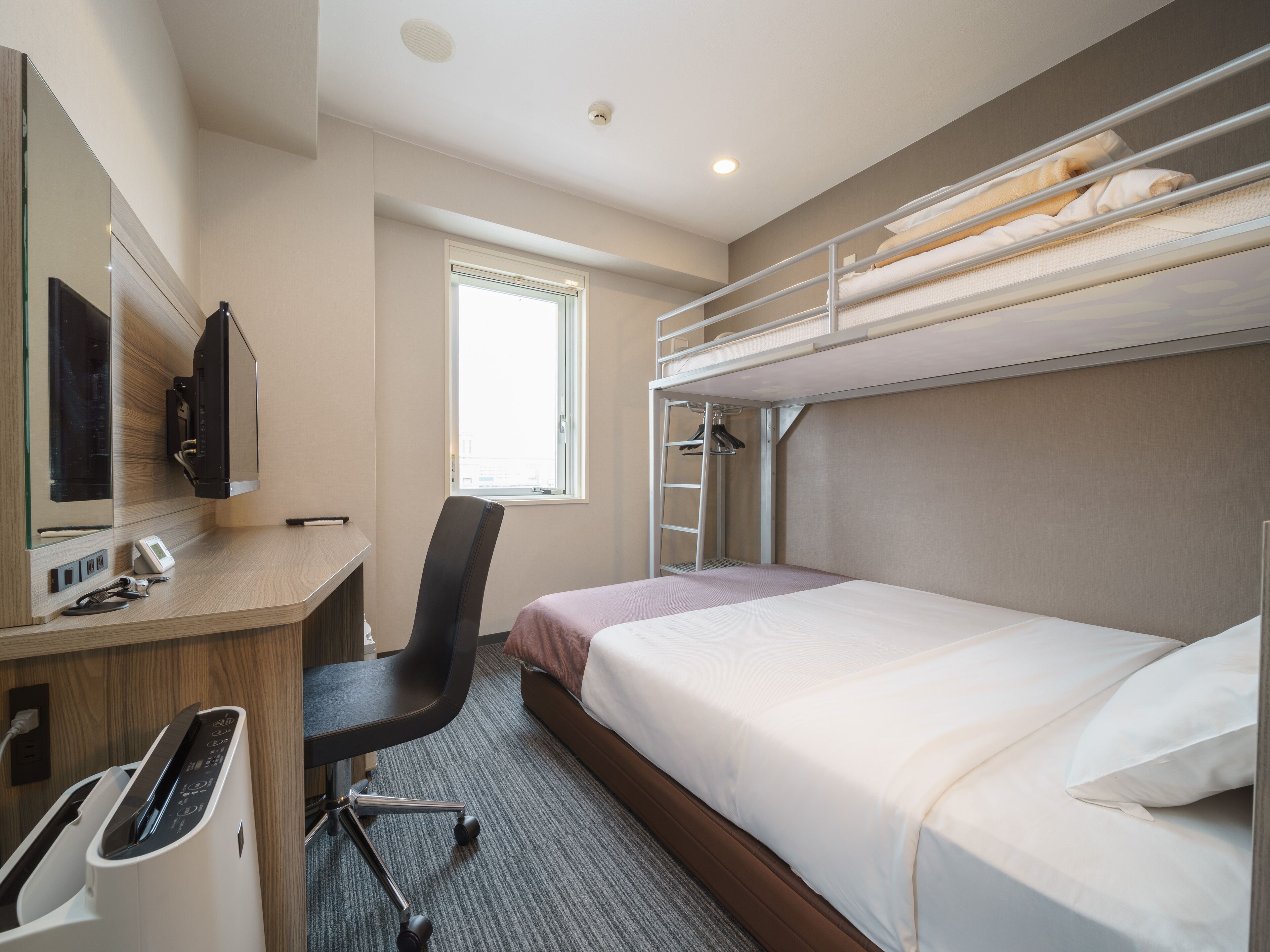 1 bedroom, desk, free wifi, bed sheets