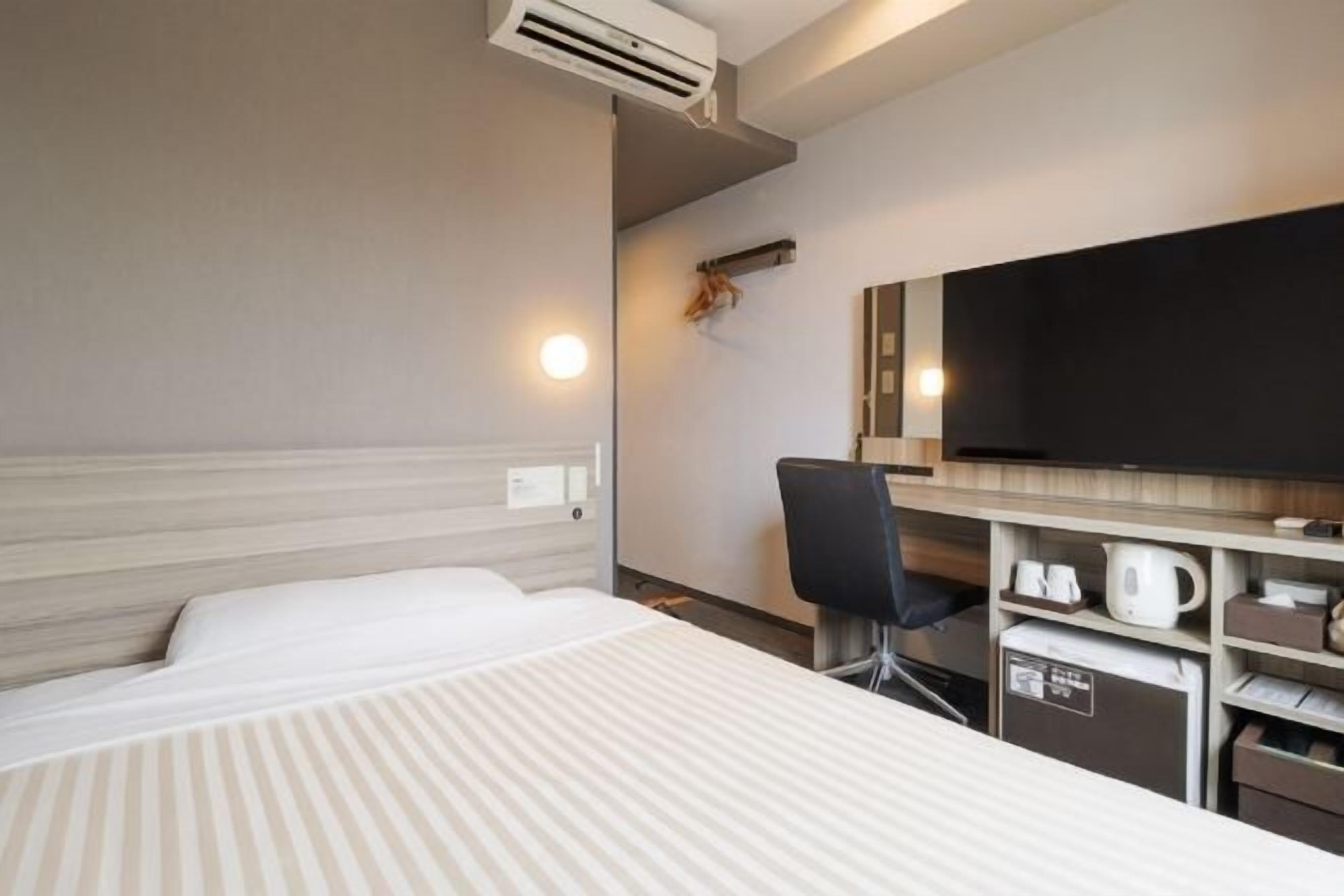 デスク、WiFi (無料)、ベッドシーツ